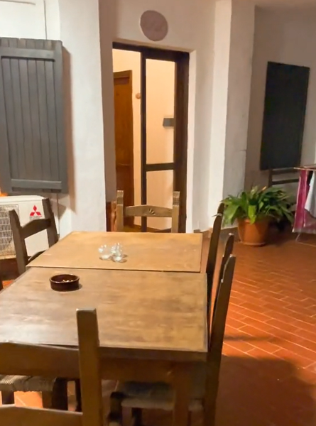 Женщина оказалась одна в итальянском отеле, как это могло произойти, курьезы во время отдыха, туризм, путешествия, Италия, видео