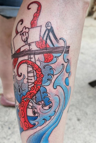 Мама сделала тату по рисунку 7-летнего сына, на котором изображены пираты на корабле