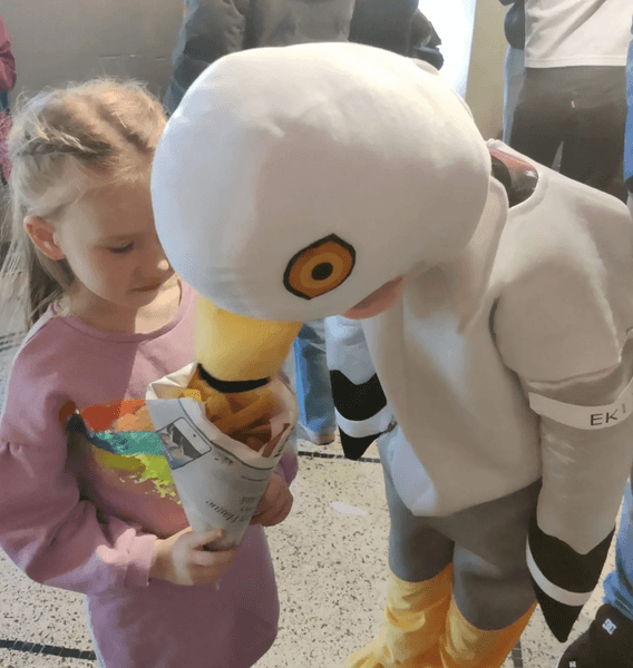 Чемпіонат Європи з імітації крику чайок, птахи, чайки, костюм птаха, перемога в конкурсі, крик чайок, вкусила чайка, шум чайок