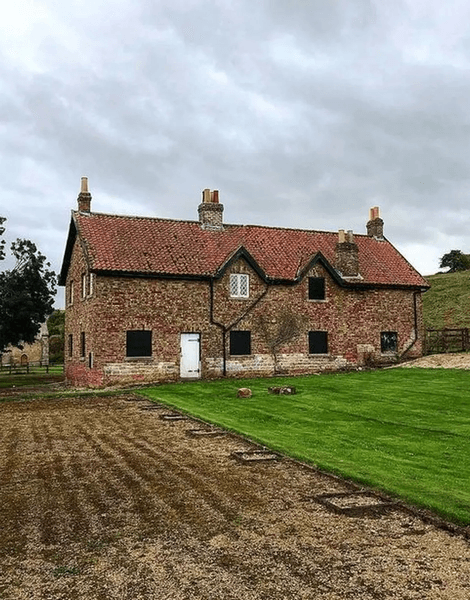 Заброшенная деревня, заброшенная церковь, раскопки старинной деревни, старинное поселение, руины, заброшенные дома, тайна