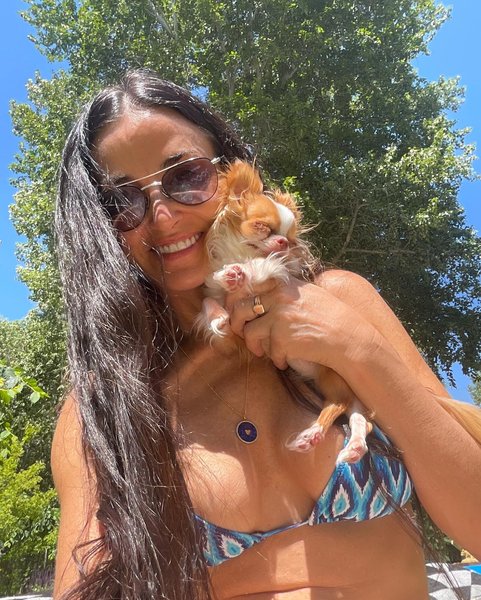 Деми Мур с собачкой