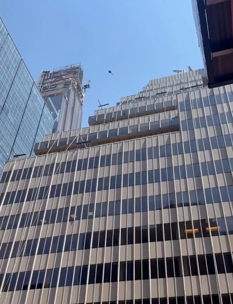 Мужчина начал выбрасывать вещи из небоскреба, курьез в Нью-Йорке, скандал, истерика американца, видео, приколы, интересные новости