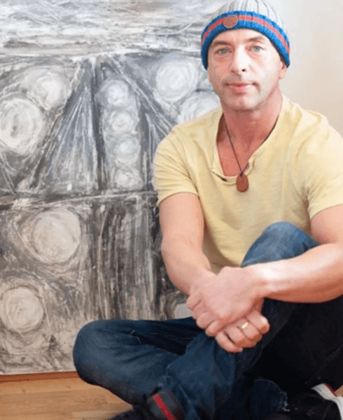 Художник рисует картины во сне и продает их за миллионы