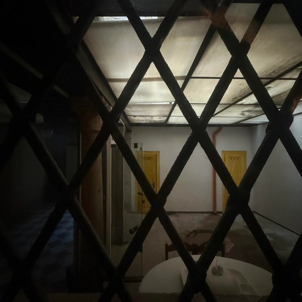 Штора, вид из окна, аренда жилья, съемная квартира, палаццо, квартира в Италии, жуткий вид из окна, Airbnb, полуразрушенная комната