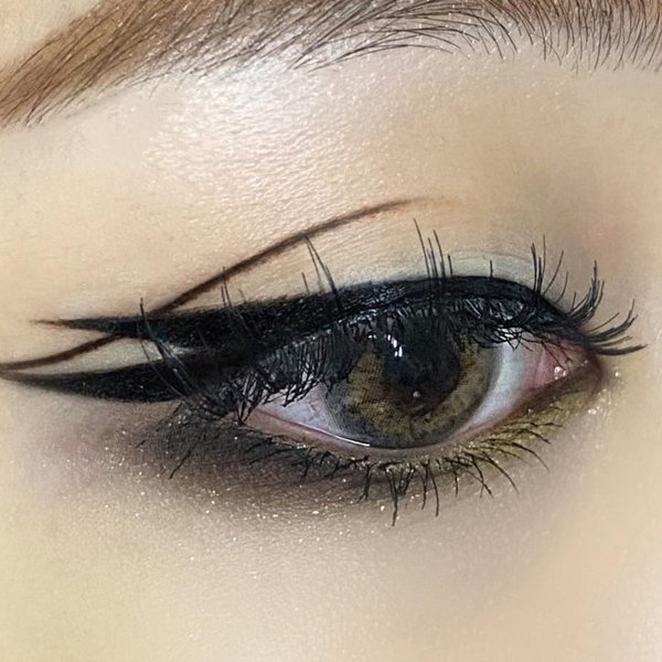 Драматические стрелки, макияж глаз, модный макияж, стрелки, тренды макияжа