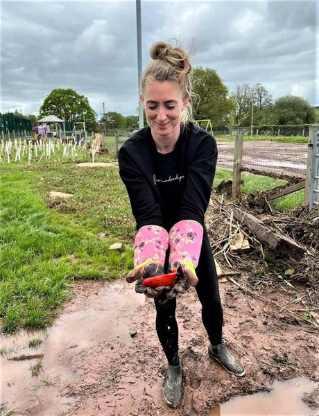 Золотая рыбка, рыба, нашли в луже, девушка, женщина, британка, шторм, наводнение, деревня,