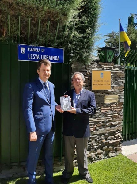 Посол Украины в Испании Анатолий Щерба и испанский писатель Хосе Андрес Альваро Окарис