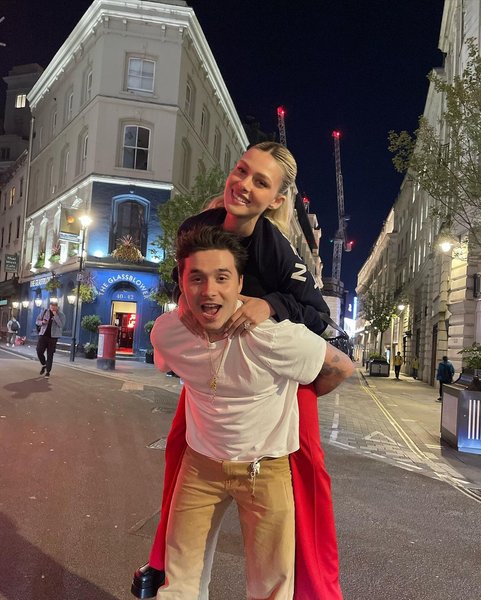 Никола Пельтц и Бруклин Бекхэм