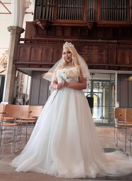 Моделът се омъжи за себе си Моделът се омъжи за себе си, модел, сватба, брак, развод, получи 1500 предложения, популярен модел, модел от Бразилия, Суелън Кери