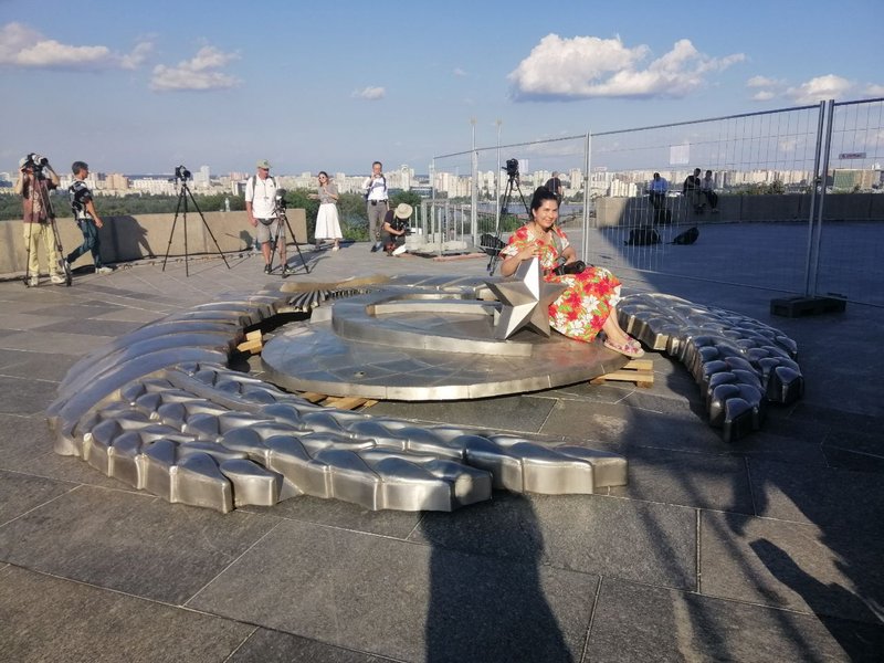 Демонтаж герба СРСР на щиті Батьківщини-матері в Києві