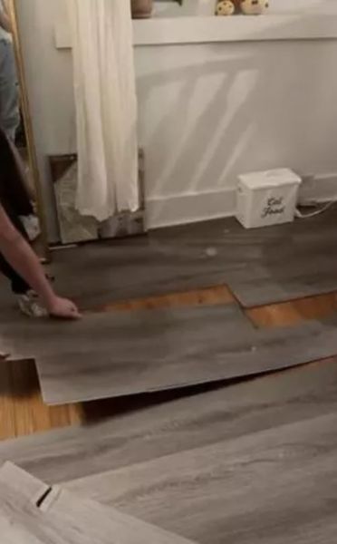 Ремонт в доме, женщина нашла дубовый пол под старым ламинатом, интересные находки, открытия