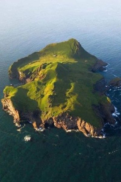 Дом на удаленном острове, дом, жилье, самый одинокий дом в мире, пустует уже 100 лет, слухи, догадки, теории, дом охотников