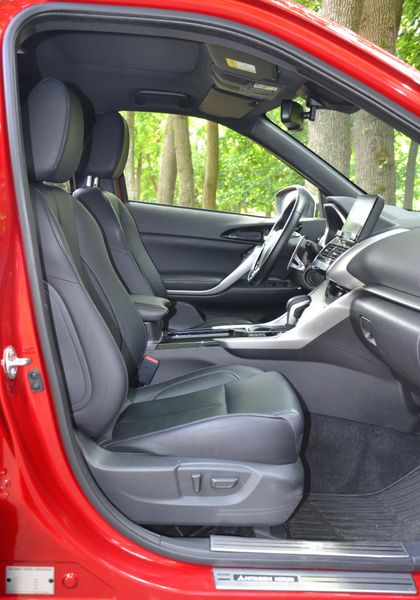 Передні сидіння Mitsubishi Eclipse Cross, новий Mitsubishi Eclipse Cross, кросовер Mitsubishi Eclipse, кросовер Mitsubishi