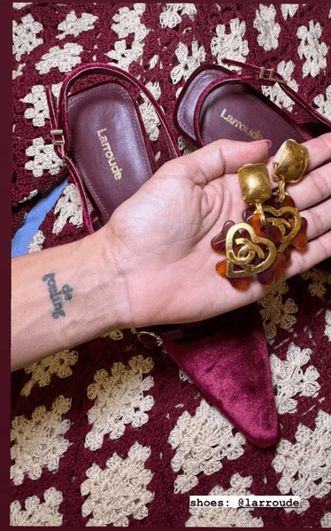 Ева Мендес, татуировка, рука, серьги, обувь