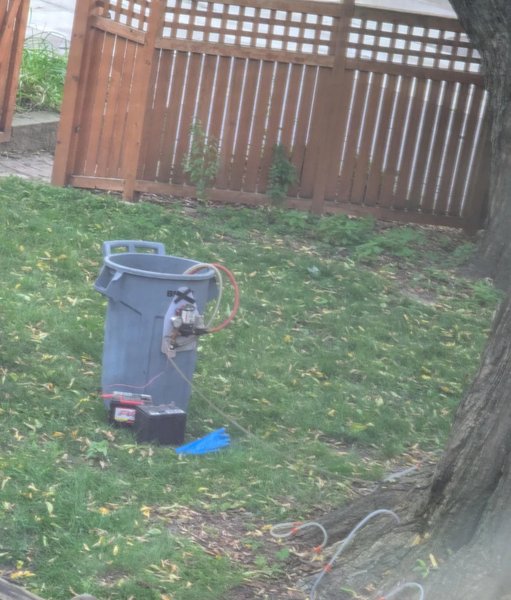 Мужчина заметил на участке соседа странную конструкцию, которую подключили к дереву