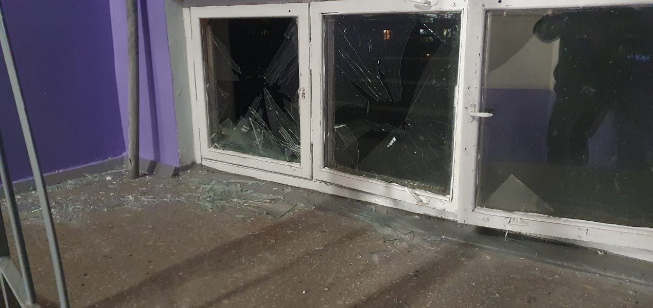 Последствия российского удара по многоэтажке в Сумах