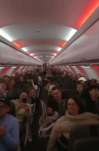 Влюбленная пара поженилась в самолете, интересное решение жениха и невесты, курьезы, приколы, интересности, любовь