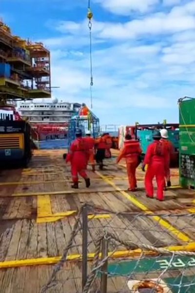 Рыбаки спаслись в море