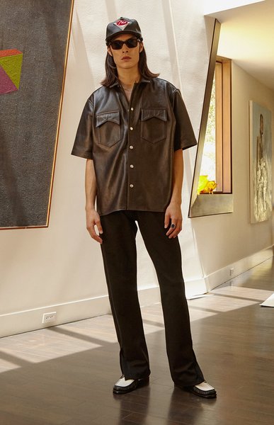 Модель в кожаной рубашке