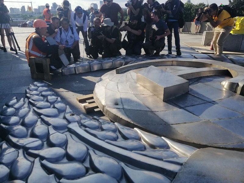 Демонтаж герба СРСР на щиті Батьківщини-матері в Києві