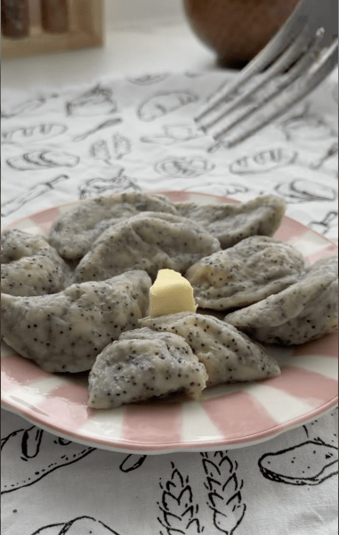 Вареники подаємо з маслом