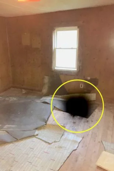 Съпрузите се страхуват от призрак, къща с призрак Къща, стара къща, обитавана от духове къща, двойка, страхуваща се от призрак, къща с призрак, черни меси, ремонт на къща, продадена къща