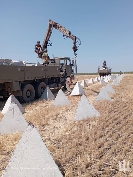 Противотанковые "зубы дракона" появляются на востоке Украины