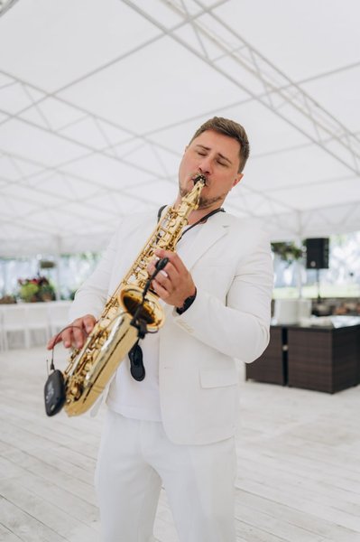 Саксофонист Антон Бендриков сопровоэда мероприятие своей музыкой