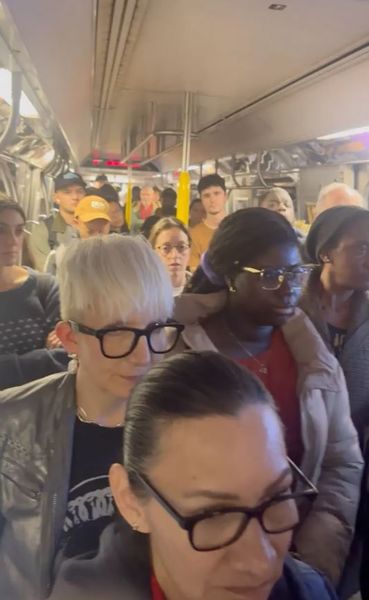 Пропал свет в метро, поезда стоят без электроэнергии, пассажиры застряли в тоннеле метро, курьезы