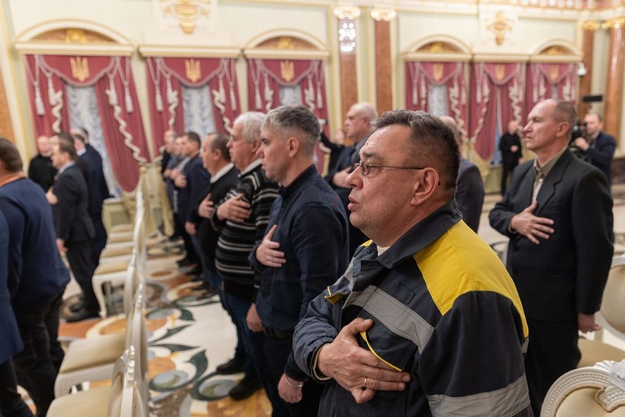 Зеленський відзначив 10 енергетиків ДТЕК за повернення світла після обстрілів