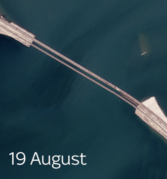 Затоплення кораблів біля Кримського мосту: супутникові знімки