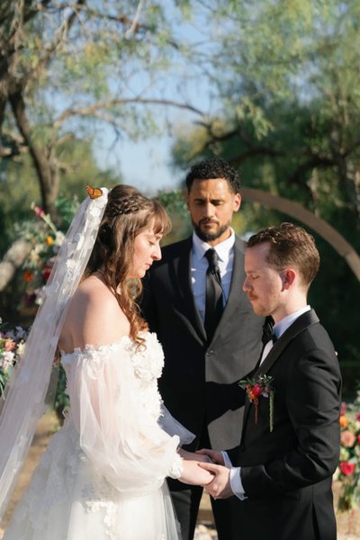 Пара під час вінчання