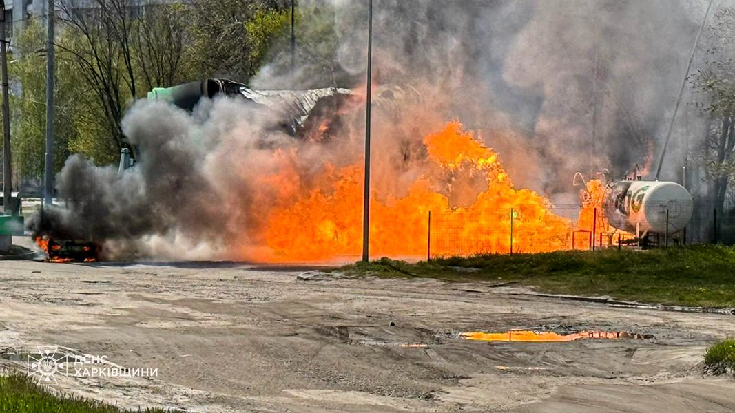 Ликвидация возгорания на АЗС в Харькове 2 мая