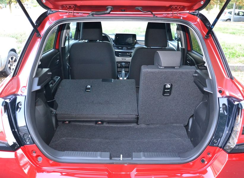 Со сложенными задними креслами получается 980-литровый отсек