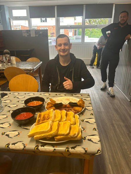 Курьез в Британии, черендж, испытание, завтрак, соревнование, смешное соревнование, испытание едой