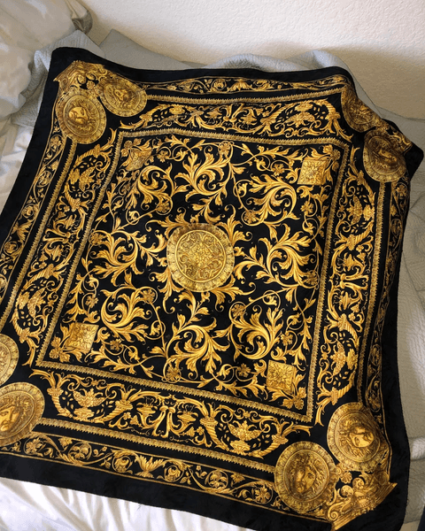 Распродажа одежды, шарф, дизайнерская одежда, скидка на одежду, люксовые бренды, девушка с покупками, платок на шею,