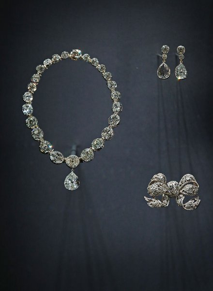 Коронаційні намисто та сережки королеви Єлизавети II