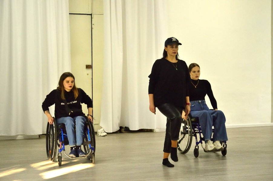 Інклюзивна модельна школа "НовіМИ", інклюзивний моделінг, модель у візку, інклюзивна модель, інклюзивна мода, інклюзія, інклюзія на подіумі, інклюзивна школа, модель з інвалідністю, реабілітація інвалідів