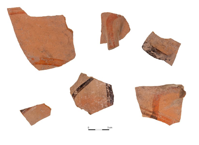 Значительное количество фрагментов египетской и греческой керамики было найдено в слое, датированном концом VII века до н. э.