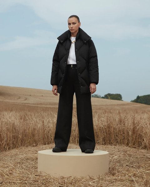 ірина шейк, модні тренди, тренди осені, тренди зими 2022, модний пуховик