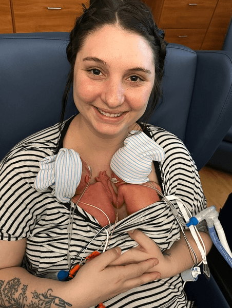 Жінка народила четвернят, пара близнюків, рідкісний випадок, жінка народила чотирьох дітей, важкі пологи, вагітність,