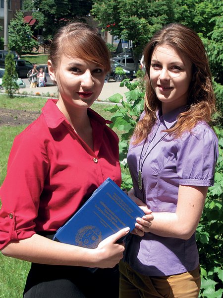 

АККЛИМАТИ­ЗА­ЦИЯ. Студентки истфака дончанки Алина (слева) и Настя долго привыкали к чистому винницкому воздуху. А к ценам так и не привыкли
