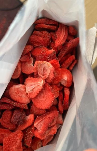 Знахідка у пакеті з пластівцями зі шматочками полуниці, сюрприз, цікаві знахідки