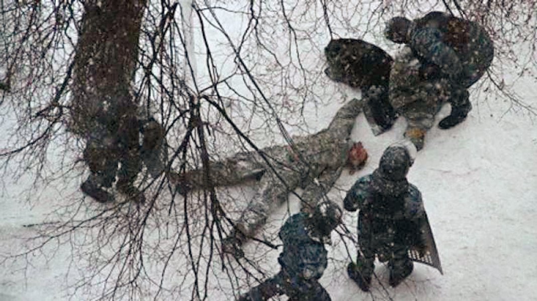 22 января 2014 года. Первые жертвы. Утром на улице Грушевского от огнестрельных ранений погибают армянин Сергей Нигоян и белорус Михаил Жизневский. Два десятка протестующих задерживают: их сначала везут в лес, а после — в суд.