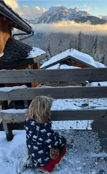 Уилфред, сын Бориса Джонсона, горы, дома, снег