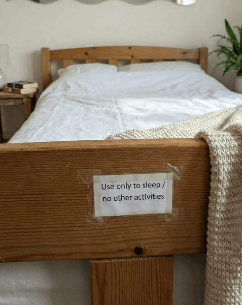 Деревянная кровать и лист бумаги с лаконичным, но неожиданным предупреждением