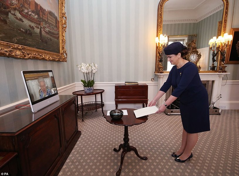 елизавета II, великобритания, конец траура