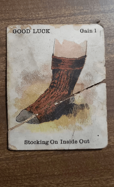 Капсула времени, находка, необычная находка, ремонт дома, нашли в стенах дома, нашли капсулу времени, игральная карточка