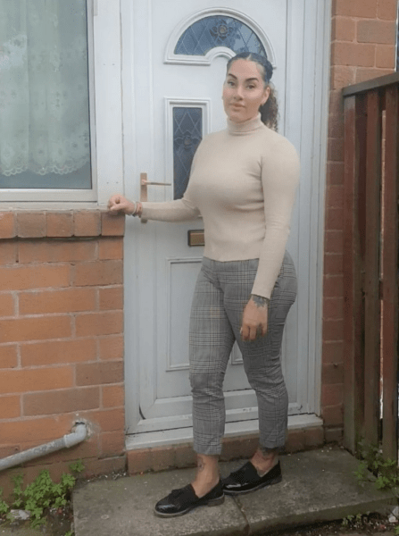 Жінка поскаржилася на сусіда Жінка поскаржилася на сусіда, покинута ділянка, покинутий будинок, гроші, старий будинок, сусіди, скарга сусіда,