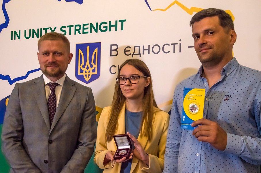 Евгений Кондратенко, начальник управления нумизматической продукции и кассовых операций департамента денежного обращения НБУ, Алина Малюта и Сергей Топкин, авторы эскизов монеты